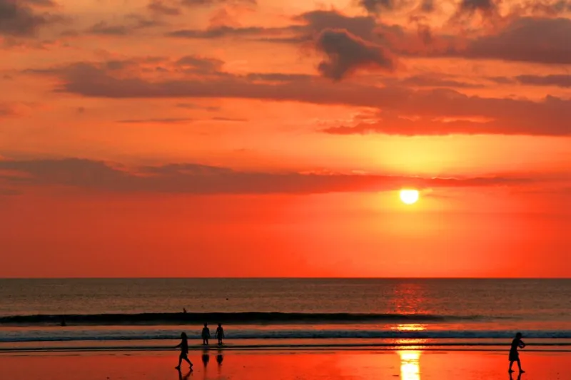 Coffee, Wetsuits, and Unwritten Rules: The Pre-Dawn Ritual That Holds Surf Culture Together